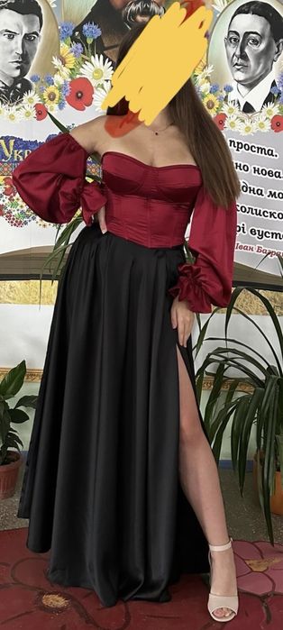 Корсет з пишними рукавами