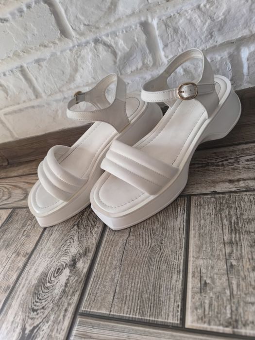 Босоножки, сандали  белые