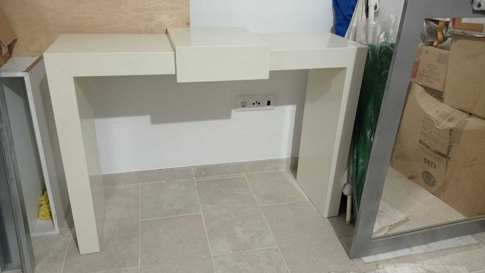 Consola com gaveta em lacado branco