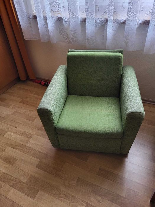 2 solidne, zielone fotele  w dobrym stanie