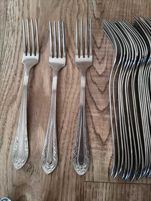 Посуда и столовые приборы: Тарелки, Селедочницы, Вилки, Ложечки.