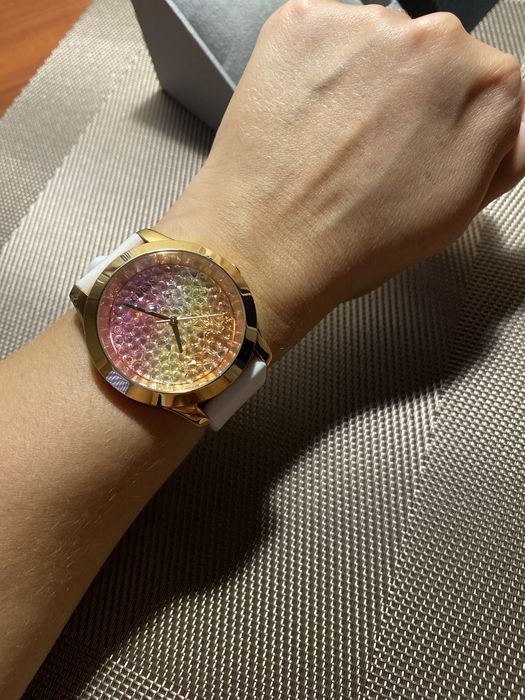 Часы Guess с кристаллами  SWAROVSKI