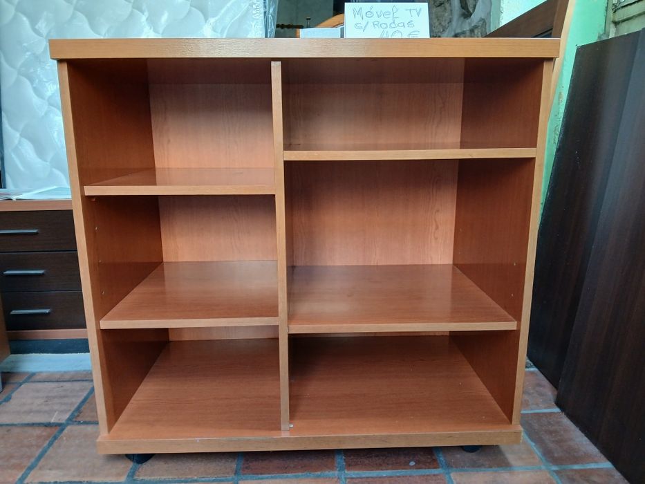 Móvel TV impecável com rodízios