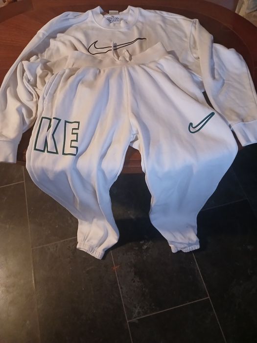Спортивный костюм Nike (свитшот + штаны), белый

Продам оригинальный с