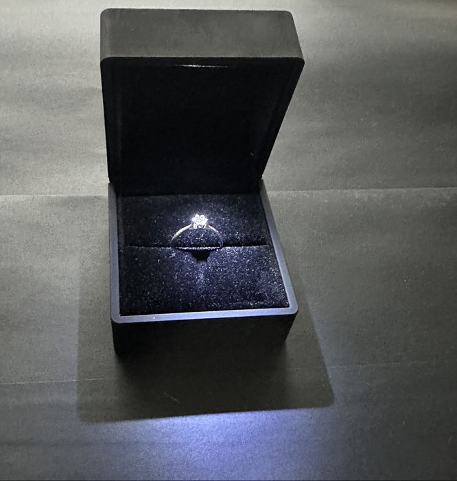 Продам білий золотий каблучний перстень з діамантом.