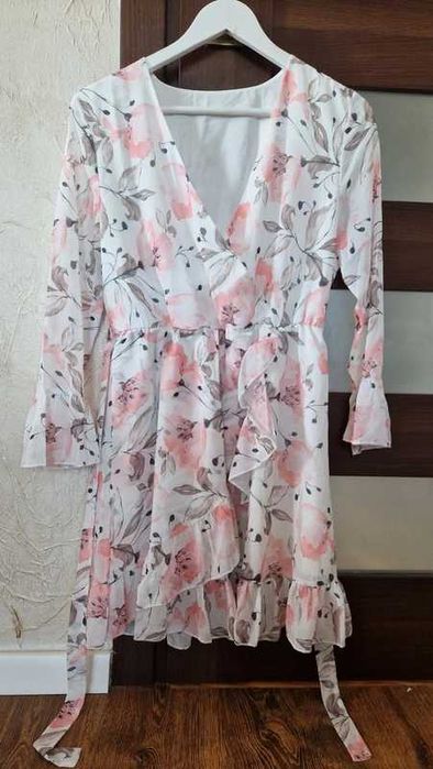 Śliczna elegancka sukienka w kwiaty