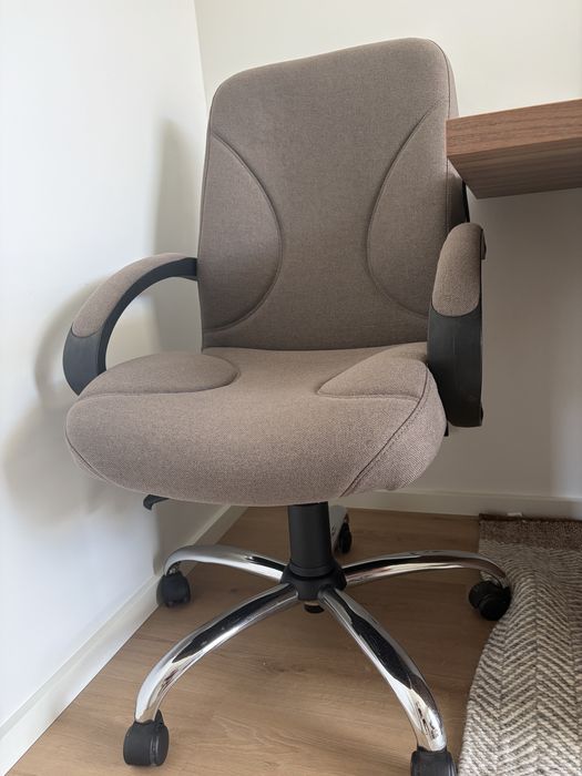 Cadeira de escritorio com tecido novo