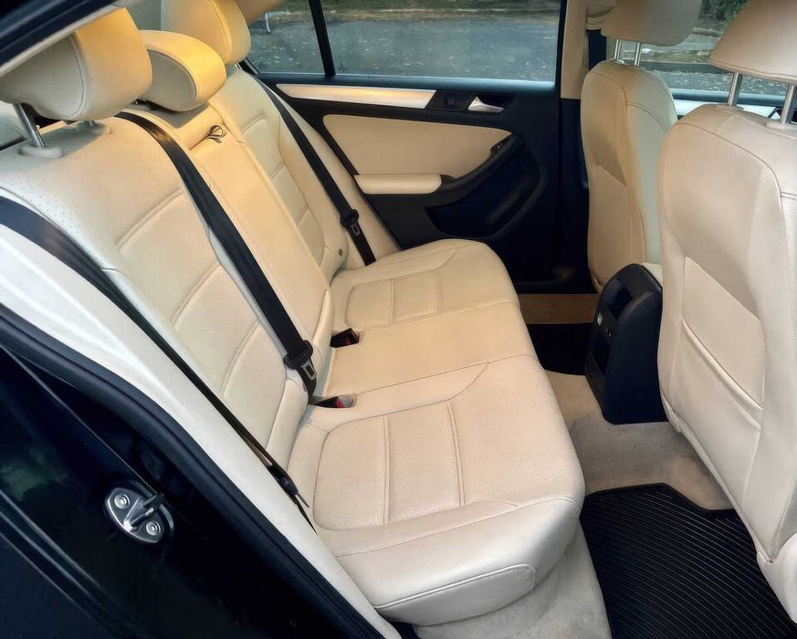 Volkswagen Jetta SE with Connectivity      2014