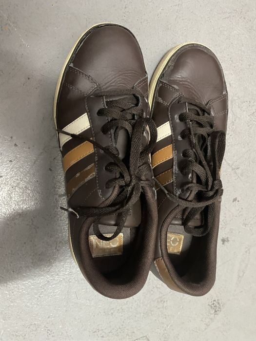 Tenis castanhos Adidas