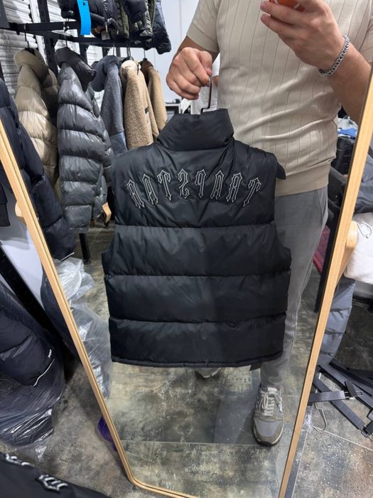 Стильний чоловічий жилет безрукавка Trapstar готичний принт чорний трапстар