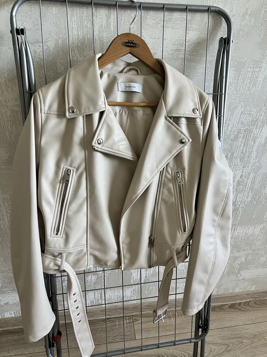 Косуха шкіряна,вдягала 2 рази,стан як новий,колір світло моло чний