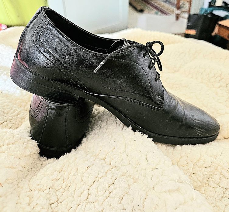 Par de sapatos pretos de homem de pele, tamanho 41.