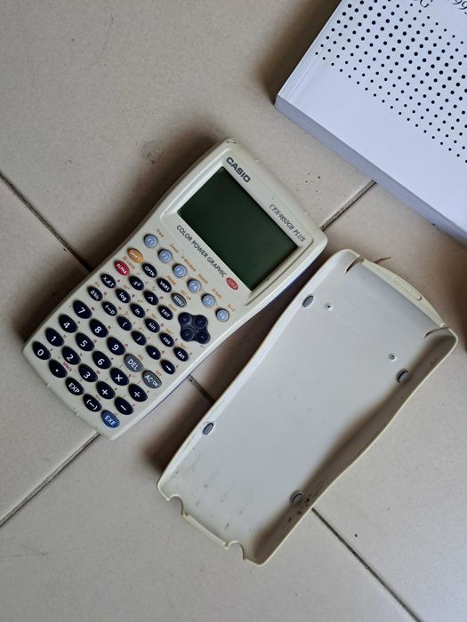 Casio CFX 9850GB Plus-we calculadora