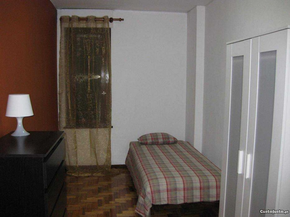 Quarto mobilado a 2 minutos do ESS e ISEP