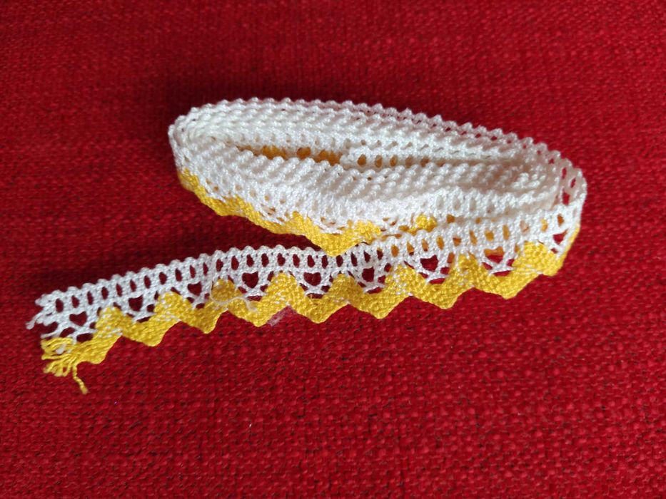 Fita de renda decorativa com 1,30m branco e amarelo
