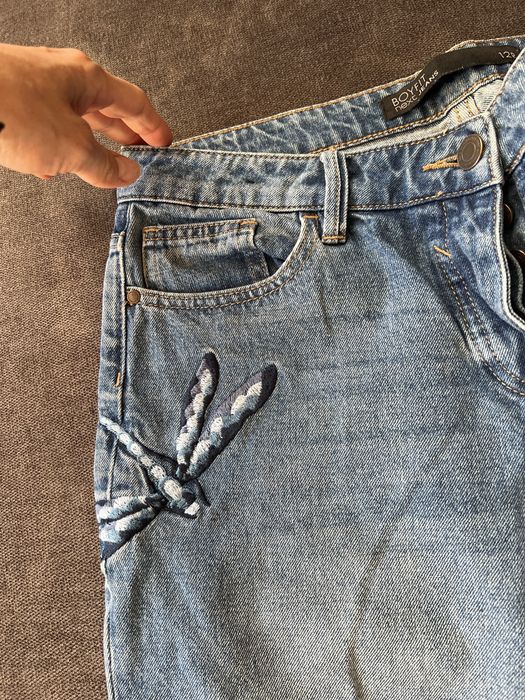 Jeansy Mom Fit z motywem Ważki