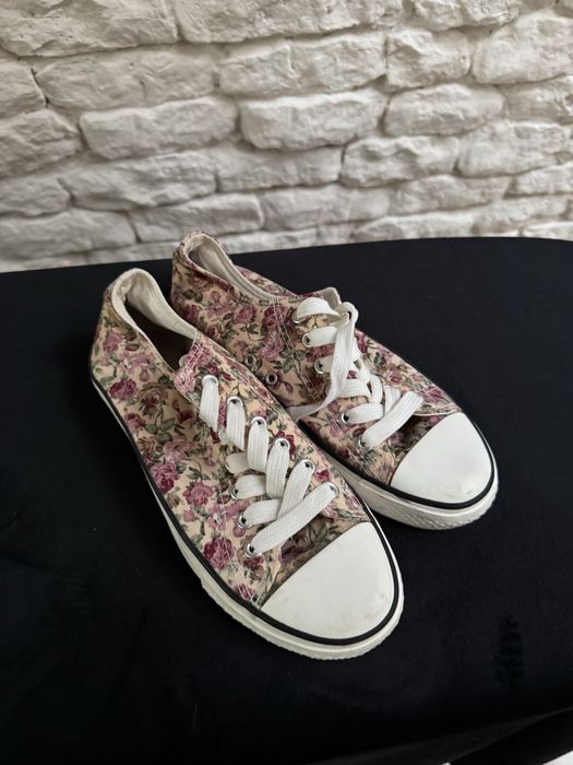 Beżowe trampki w kwiaty rozmiar 38
