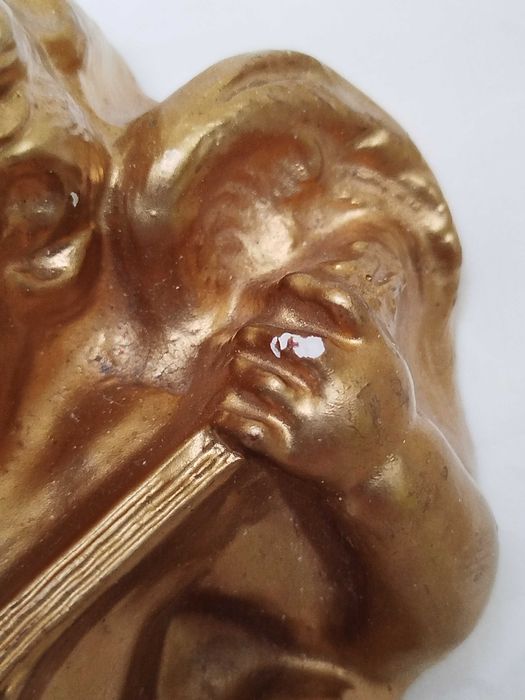 Gipsowa płaskorzeżba aniołek putto amorek do powieszenia