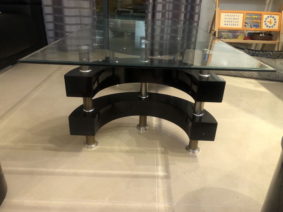 Mesa de vidro sala com 2 bancos em bom estado