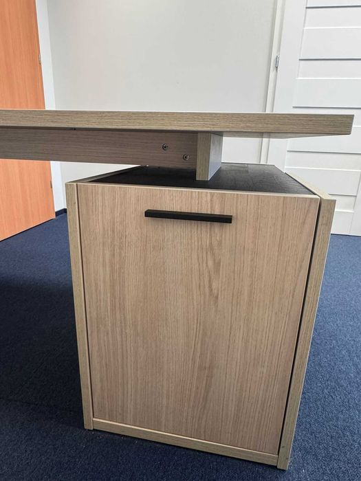 Nowoczesne biurko z szafką i otwartą półką