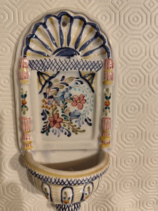 Pia de Água Benta de Valadares, a cerâmica de Gaia Pintura Manual nume