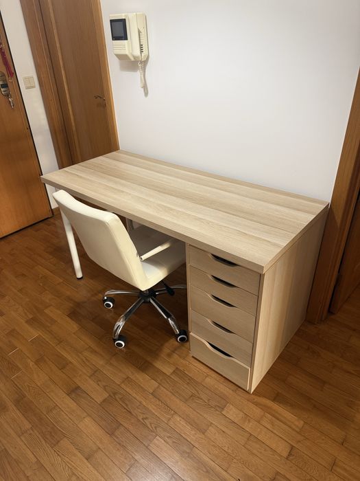 Secretaria e cadeira de escritorio