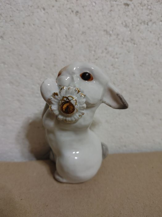 Статуэтка Зайчик с цветком ЛФЗ высший сорт фарфор СССР