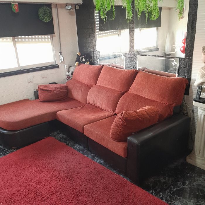 Sofá chaise longue bonito tecido avermelhado