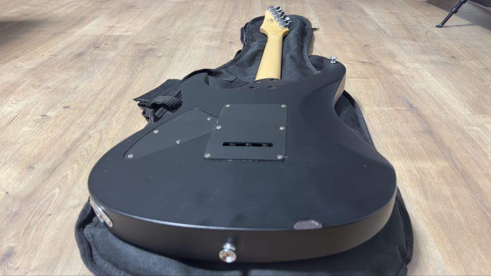 Guitarra elétrica Xcort X-1 + Amplificador Cort CM10G + Bolsa