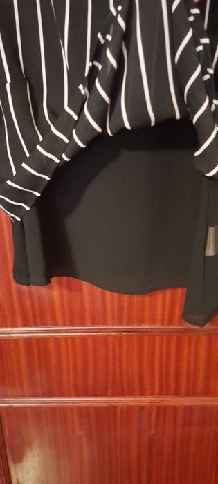 Top preto com riscas brancas
