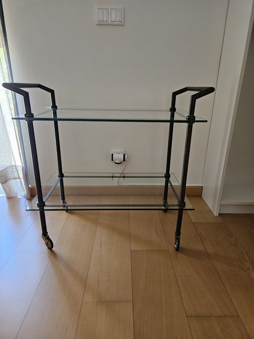 Mesa de apoio em vidro e latão