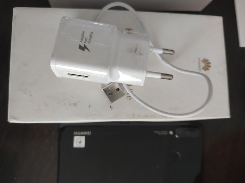 Telefon komórkowy Huawei P30 lite w bdb stanie ładowarka i kabel