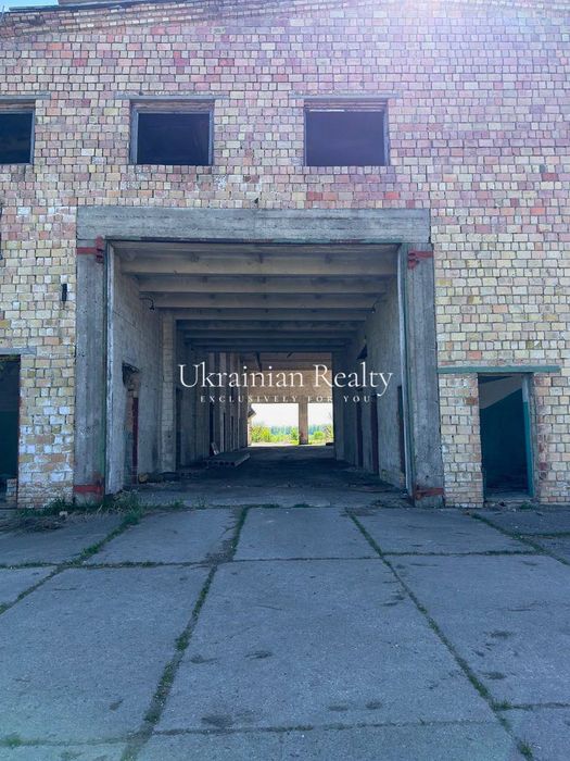 Продаж цілісного майнового комплексу загальною площею 3048 м² + ділянка 3.7 га. Колишній тракторний стан.