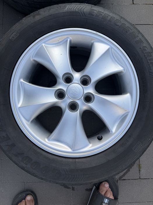 Диски  6Jx15H з шинами 195/65R15 на Toyota
