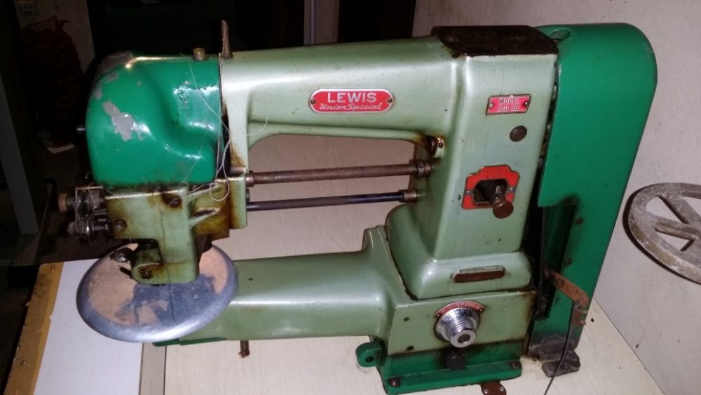 Várias Máquinas de Costura de malhas trifásicas (2)