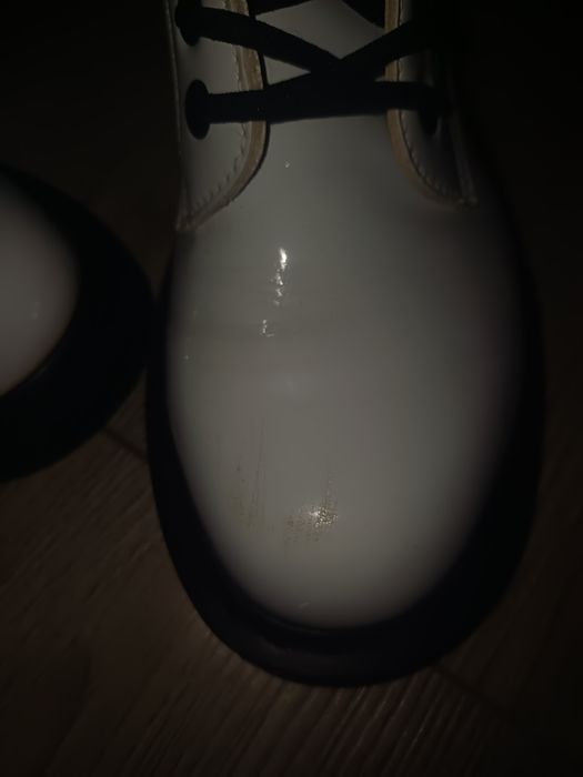 жіночі черевики червоні і білі