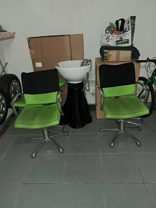 2 cadeiras e uma rampa para cabeleireiro