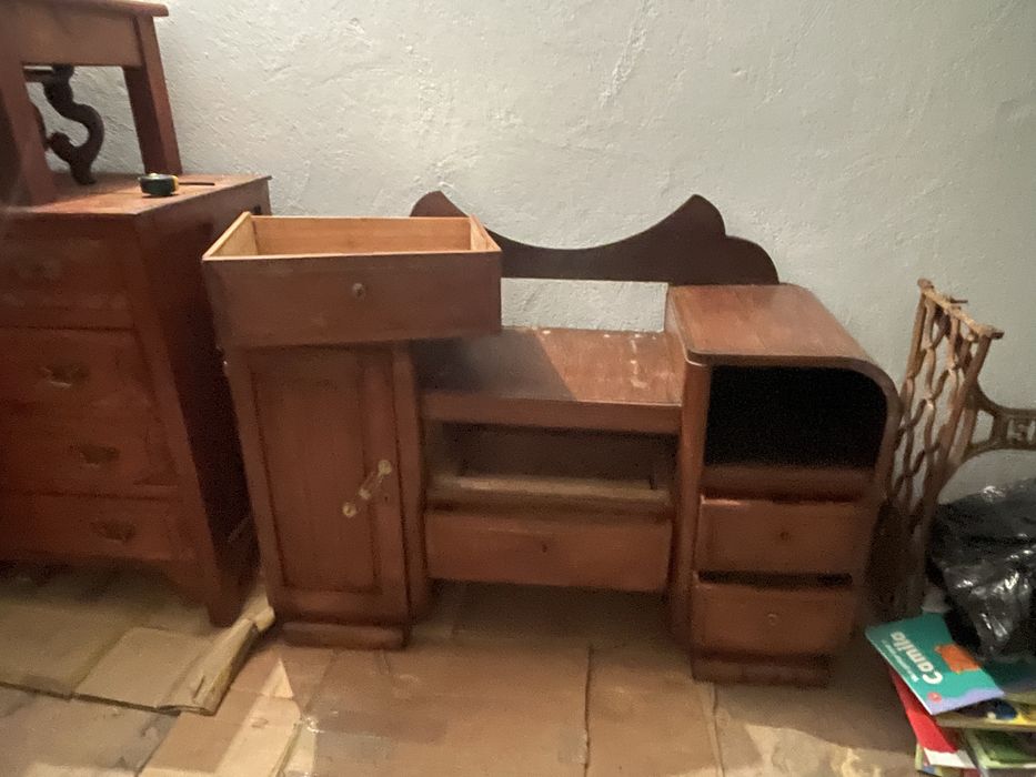 Comoda antiga com espelho em madeira