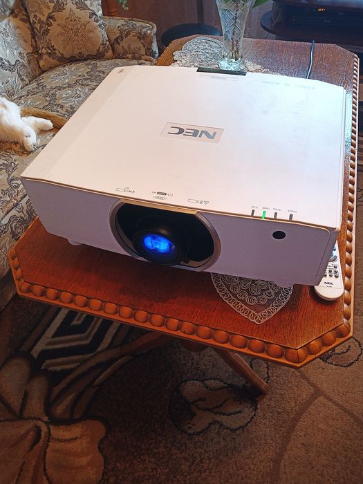 Професійний проектор NP-PA803Uв, 1920х1200, 8000 люмен