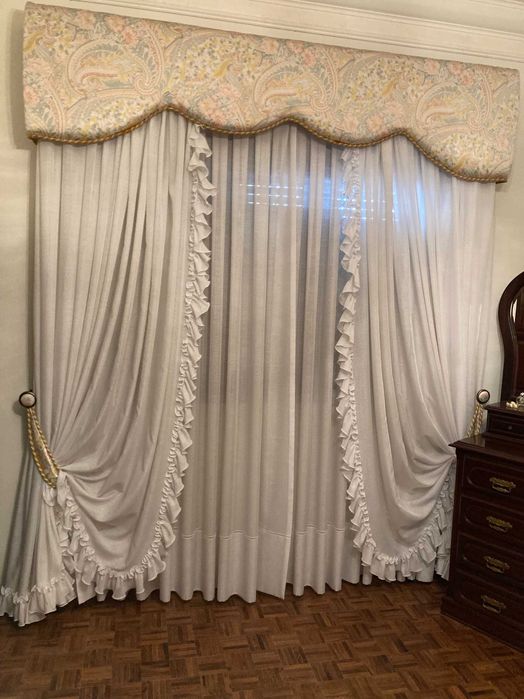 Dois cortinados + Sanefas + Colcha