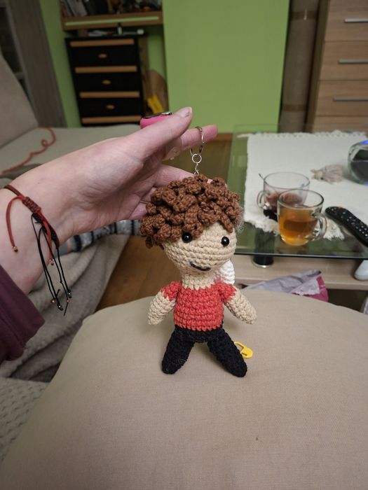 Ręcznie wykonany breloczek Li – 15 cm, One Direction, amigurumi