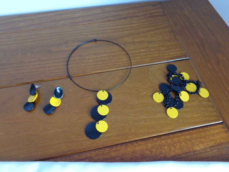 Conjunto de colar, brincos, pulseira, em metal