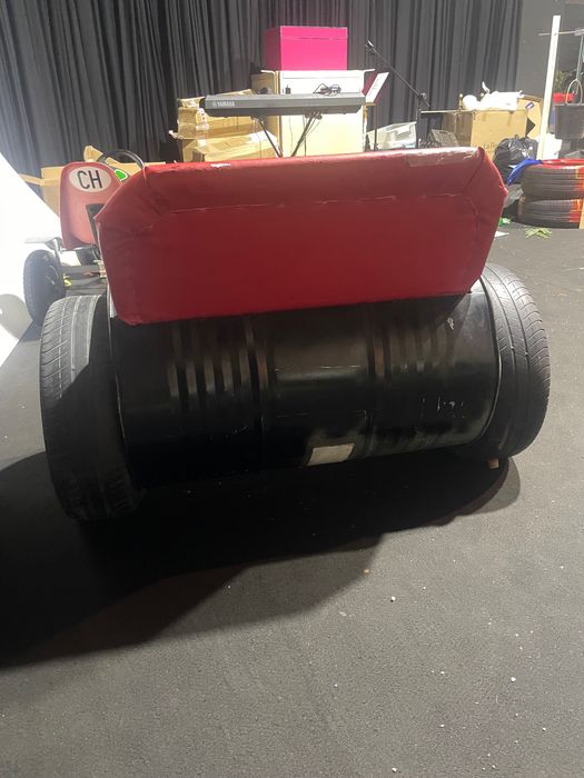 Sofá DIY feito com jantes Rover série 200