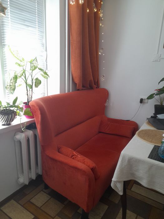 Диван двомісний на ніжках, нерозкладний, велюр, теракот