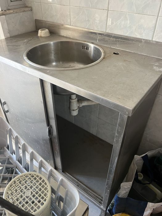 Bancada em inox com cuba e portas