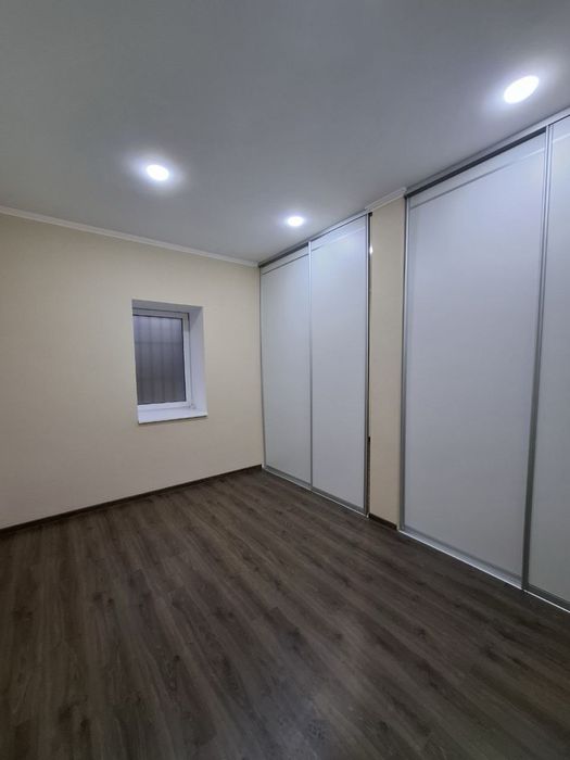 Продам коммерческое помещение. 135 м.кв. Центр Чкалова. Два входа