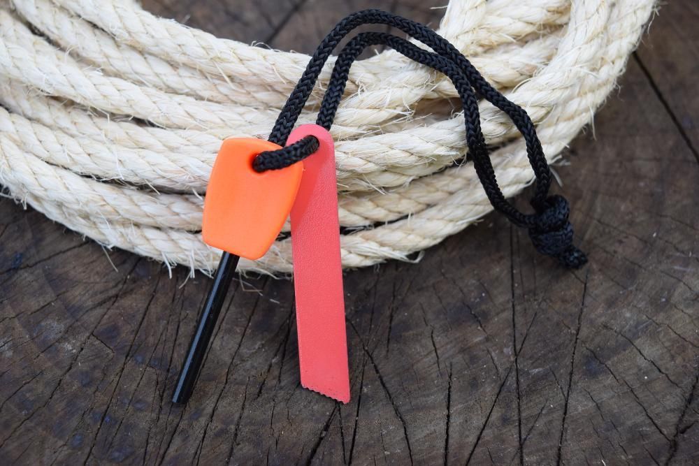 Pederneira flint de sobrevivência em formato de chave