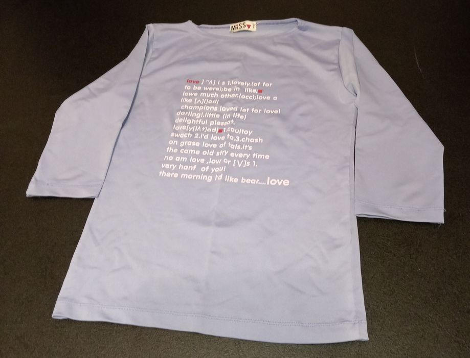 Bluzka 3/4 rękaw. Kolor lawędowy. Rozmiar S. Z napisem. Strecz. Elegan