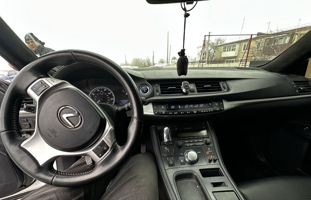 Лексус гибрид ст200