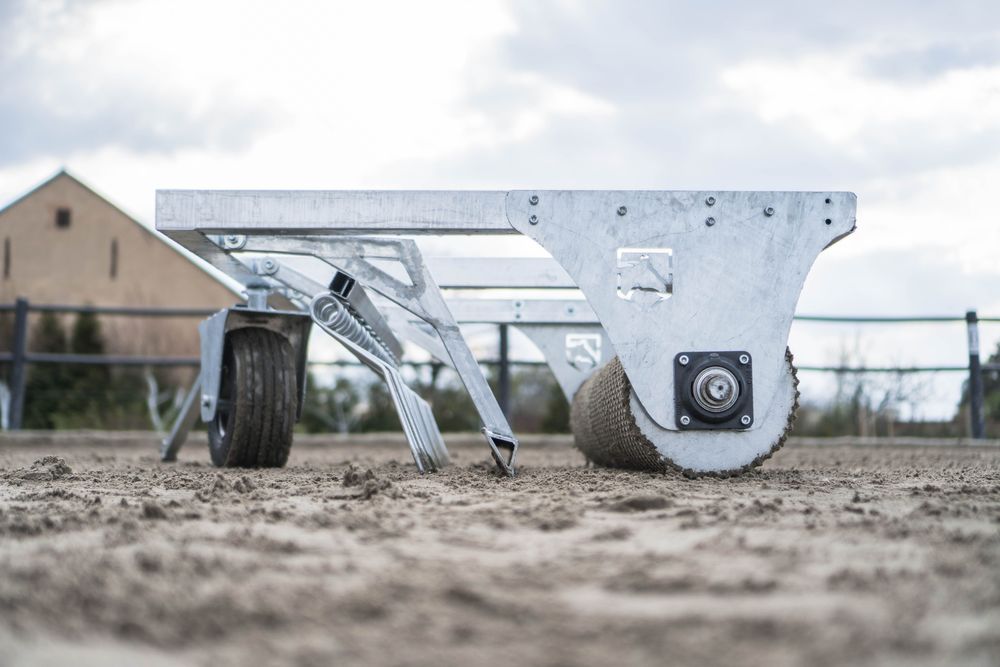 Równiarka do podłoża jeździeckiego dla koni brona do maneży równarka